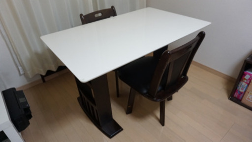 【価格交渉応じます】ダイニングテーブル3点セット (長椅子は付属しません）