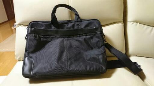 収納てんこ盛りビジネスバッグ