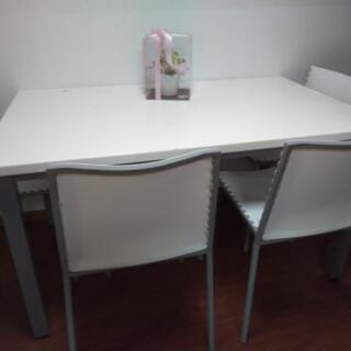 ダイニングテーブルの画像