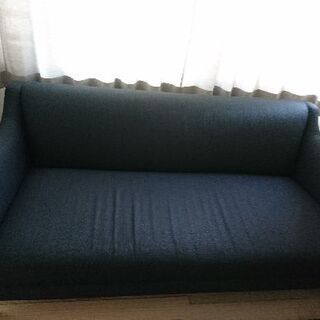 crata and barrel のソファーの画像