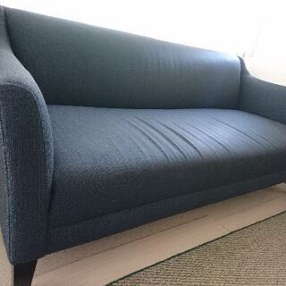 crata and barrel のソファーの画像