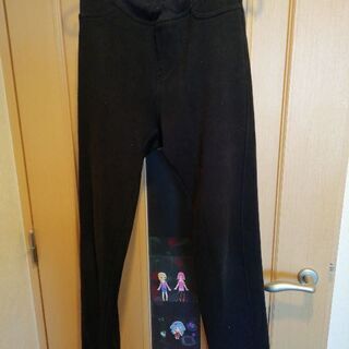 黒のパンツ