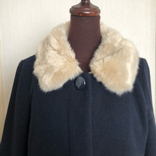 アース ミュージックアンドエコロジー ノーカラー コート ネイビー ファーの画像