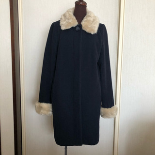アース ミュージックアンドエコロジー ノーカラー コート ネイビ...