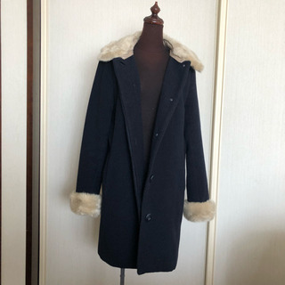 アース ミュージックアンドエコロジー ノーカラー コート ネイビー ファーの画像