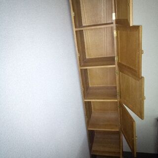 木の戸棚の画像