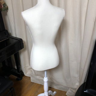 白のトルソーの画像
