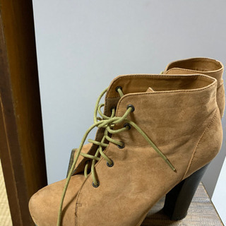 スエード生地ショートブーツの画像