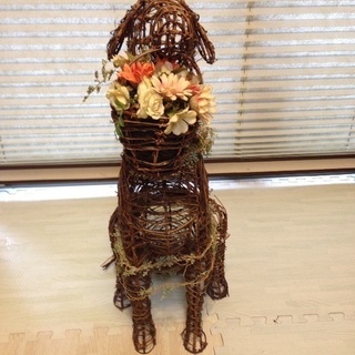 蔦で編んだ犬の置物　の画像