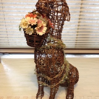 蔦で編んだ犬の置物　の画像