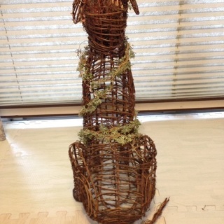 蔦で編んだ犬の置物　の画像