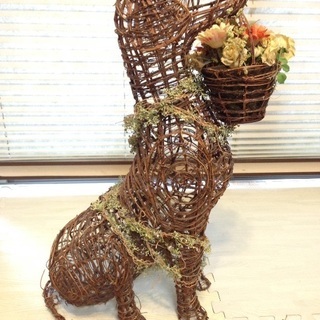 蔦で編んだ犬の置物　の画像