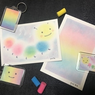 3色パステルアート®で描く「ぐるぐるいもむし」と虹色キーホルダーの画像