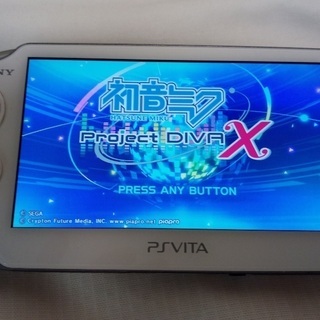 【中古】PS Vita 10000(白) + 充電器、ソフト2本の画像