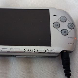 【中古】PSP3000(銀) + ソフト4本の画像