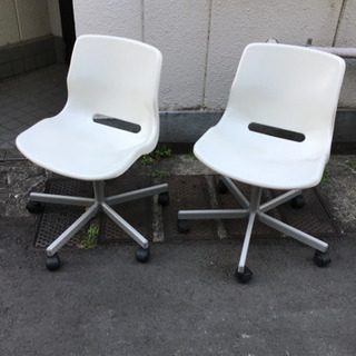 白い椅子二脚と、OAチェア