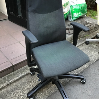 白い椅子二脚と、OAチェアの画像