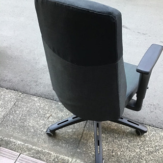 白い椅子二脚と、OAチェアの画像