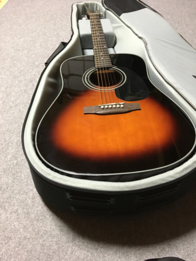ほとんど未使用のアコースティックギター