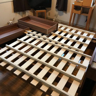 組み立てダブルベッドの画像