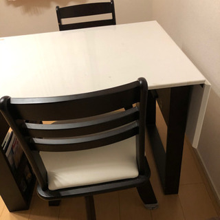 ダイニングテーブル、椅子2脚の画像