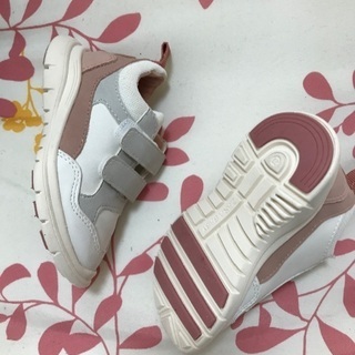 Zara ベビー　新品　スニーカー　13〜13.5の画像