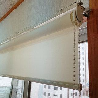 ロールスクリーン　カーテン　3本の画像
