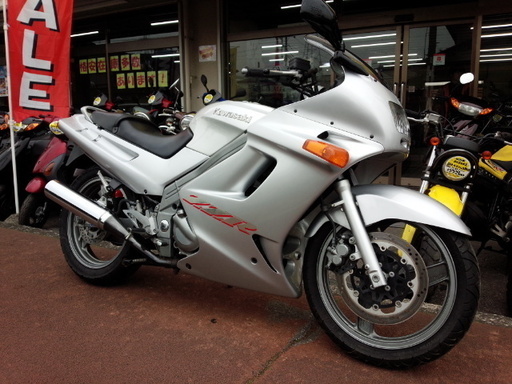 NO.3153　ＺＺＲ２５０　水冷４サイクル８バルブ２気筒２５０ｃｃエンジン　シルバーメタリック　☆彡