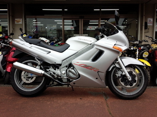 NO.3153　ＺＺＲ２５０　水冷４サイクル８バルブ２気筒２５０ｃｃエンジン　シルバーメタリック　☆彡