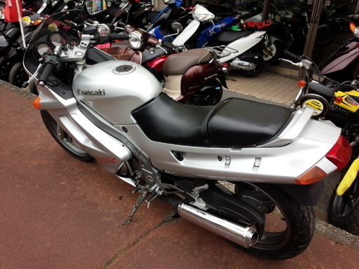NO.3153　ＺＺＲ２５０　水冷４サイクル８バルブ２気筒２５０ｃｃエンジン　シルバーメタリック　☆彡