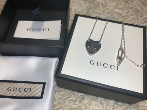 GUCCI 刻印入り　ハートモチーフ　ネックレス