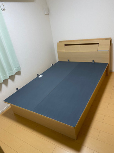 ダブルベッド　油圧跳ね上げ式収納