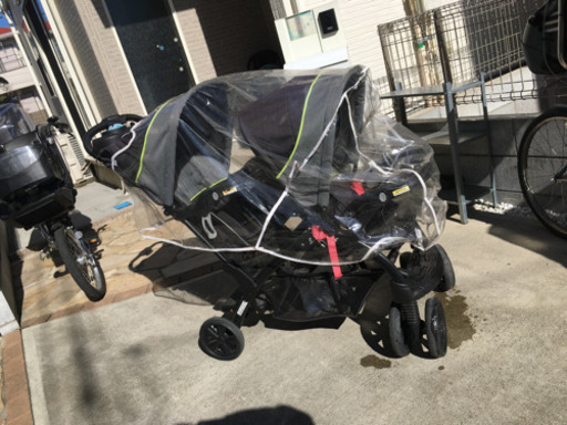 双子ベビーカー　二人乗り　使用年数1年以内(値下げ)