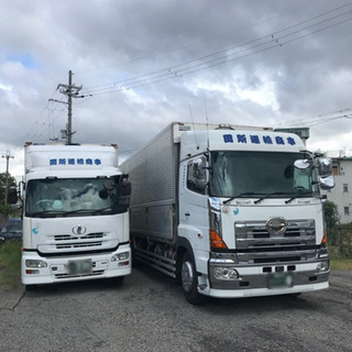 大型トラックのドライバーを募集します。土日祝休日です。