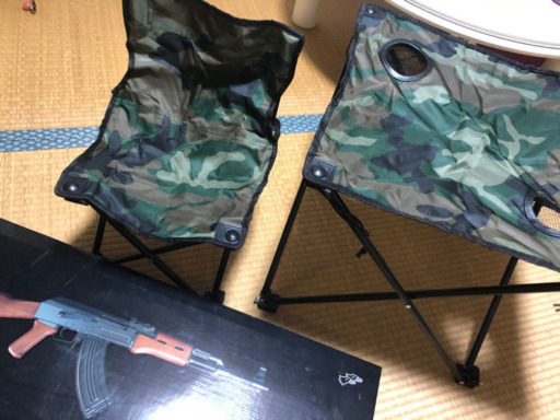 電動ガン、肩掛け迷彩バッグ、折りたたみ椅子、折りたたみテーブル