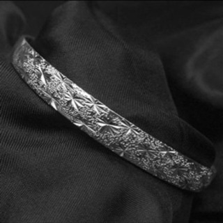 可愛いシルバーブレスレット女性の画像