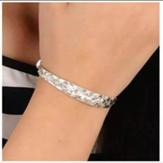 可愛いシルバーブレスレット女性の画像