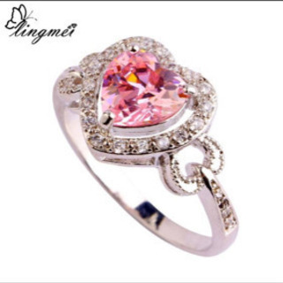 可愛いハートダイヤモンドリング女性の画像