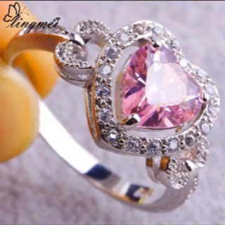 可愛いハートダイヤモンドリング女性の画像