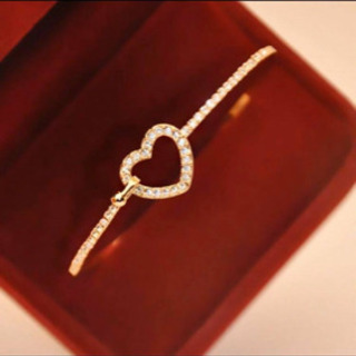 可愛いハートブレスレット女性の画像