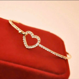 可愛いハートブレスレット女性の画像