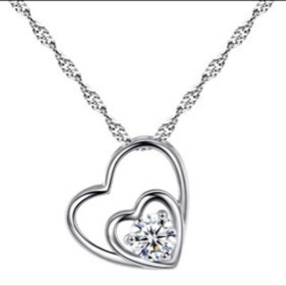 可愛いハートネックレス女性の画像