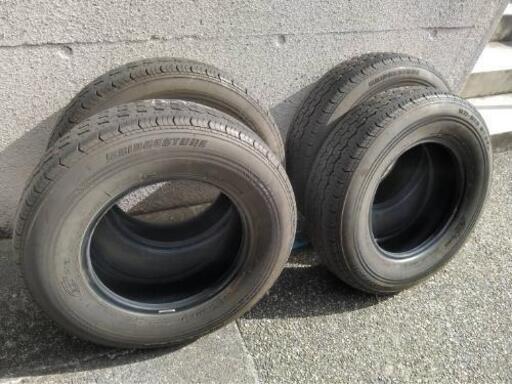 200系　ハイエース　純正タイヤ　4本