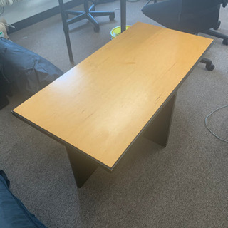 椅子4脚とローテーブルの画像