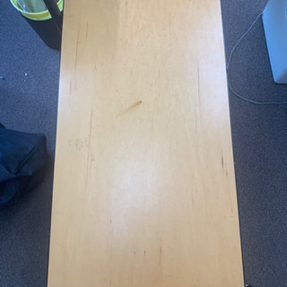 椅子4脚とローテーブルの画像