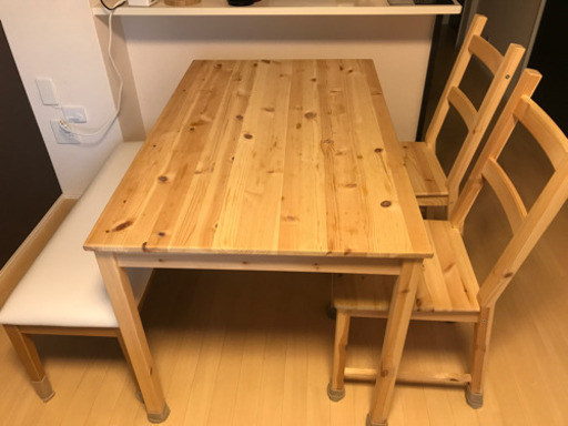 まだまだ使えるテーブル、長椅子、椅子2つのセット