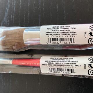 ベアミネラル・フェザーライトフェイスブラシ＆テーパードシャドウブラシ 2本セットの画像