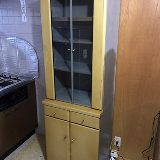 古いけど食器棚
