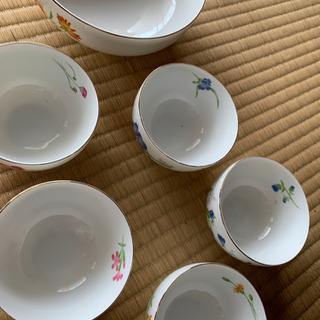 湯呑みと鉢のセットの画像