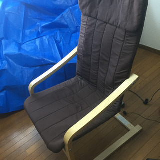流行りのマッサージ機を置いて使うのにピッタリのロッキングチェア
